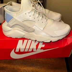 Nike Huarache Run Ultra(GS) size 7Y W box- Pre-owned